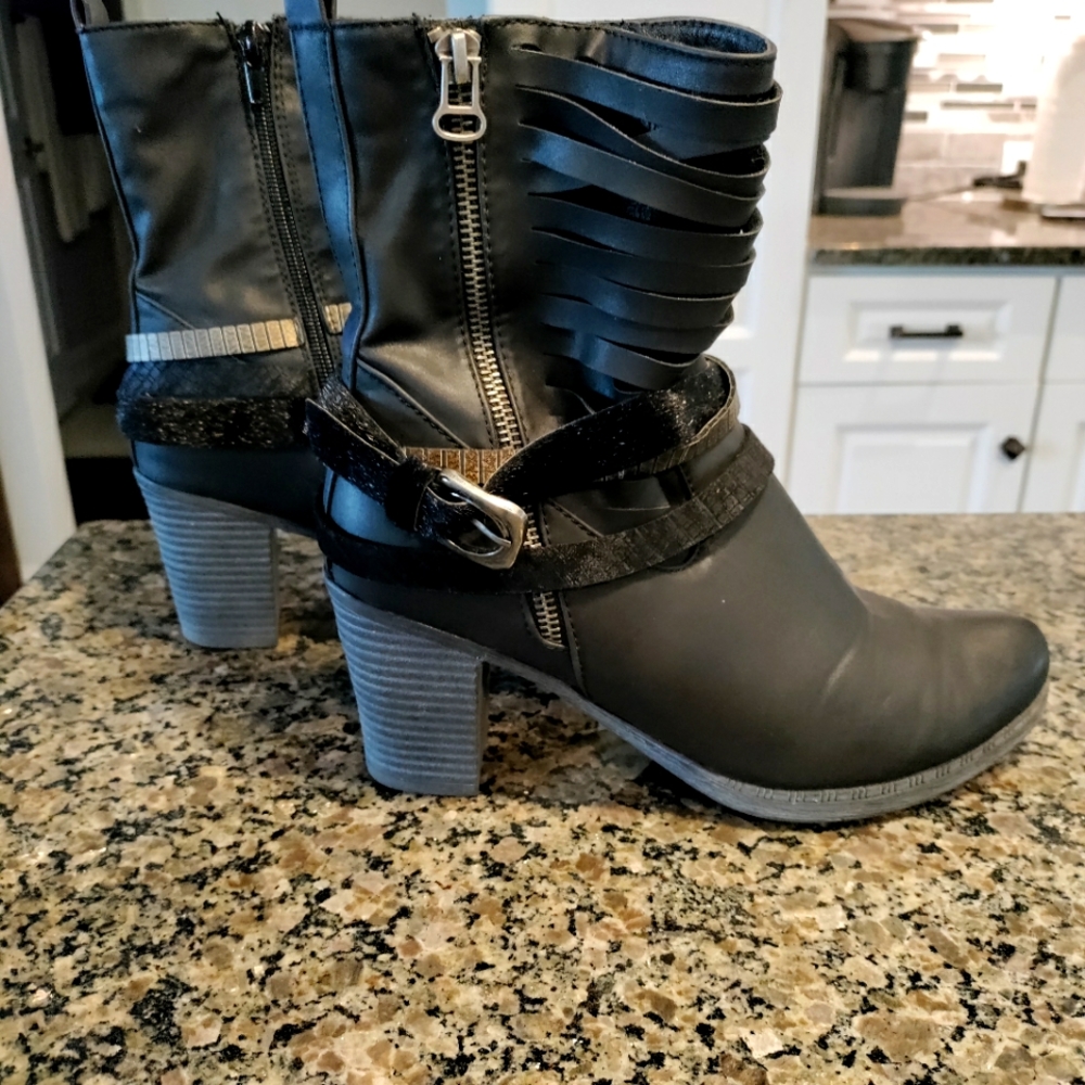 Muk Luks short boot